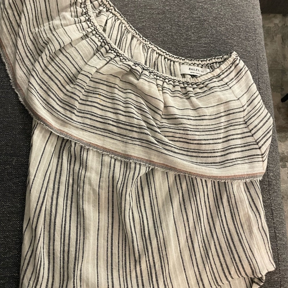 Bailey 44 on shoulder ruffle striped top size M